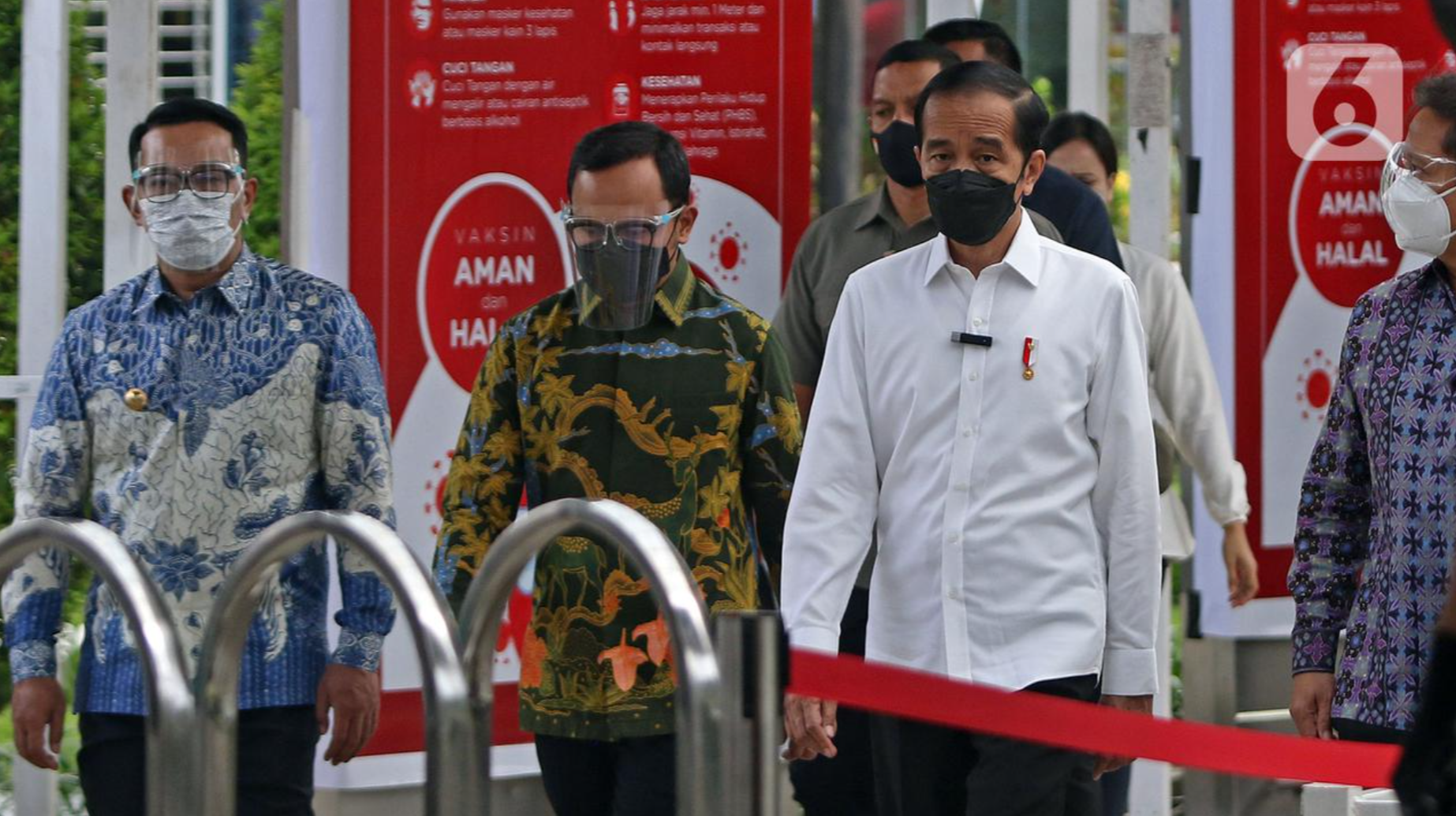 Presiden Joko Widodo (kedua kanan) didampingi Menteri Kesehatan Budi Gunadi Sadikin (kanan), Gubernur Jawa Barat Ridwan Kamil (kiri), dan Wali Kota Bogor Bima Arya (kedua kiri) saat meninjau vaksinasi COVID-19 di Stasiun Bogor, Jawa Barat, Kamis (17/6/2021). (Liputan6.com/Herman Zakharia)